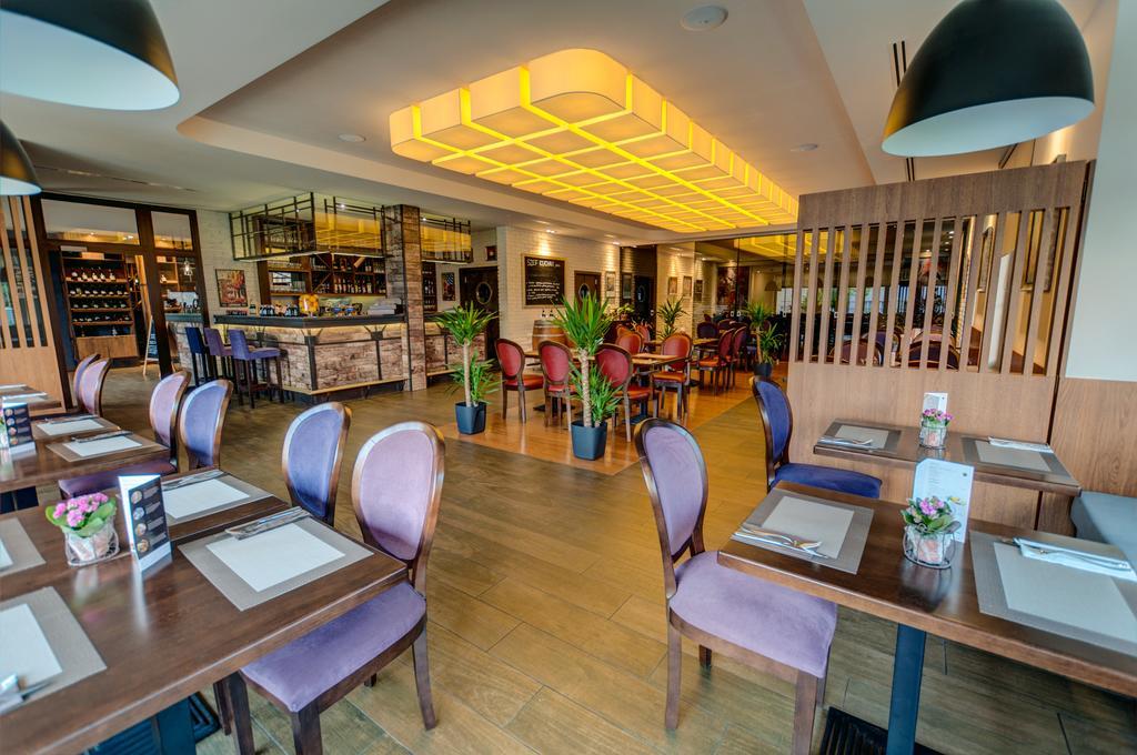 Hotel Figa Plewiska Екстериор снимка